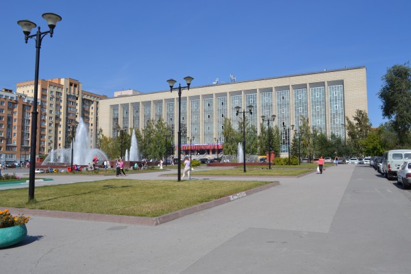 Фонтаны перед зданием ГПНТБ © Наталья Поморцева