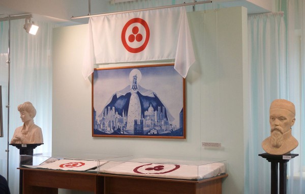 Два Знамени Мира, подаренные Музею Н.К. Рериха.